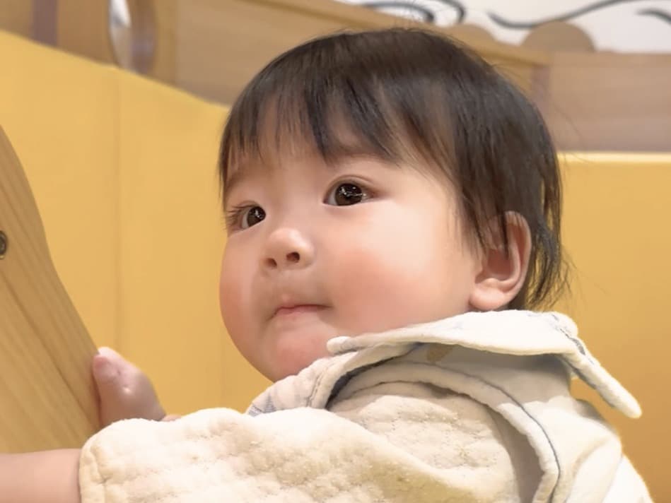 べびジムで運動する子ども