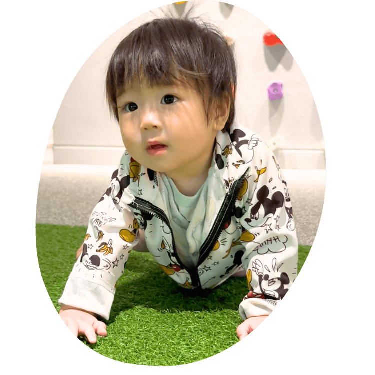 ハイハイする赤ちゃん