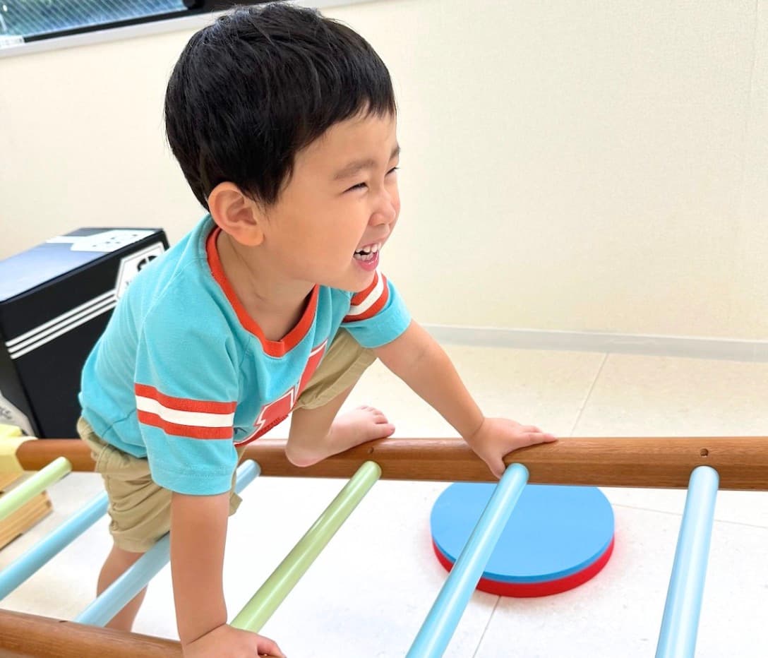 巧技台で遊ぶ子ども